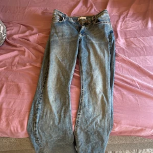 Bootcut basic Low Waits Jeans från Gina❤️ - Säljer mina jättebra jeans från fin då jag har vuxit ur dem❤️ Storlek 38 men passar nån som har storlek 36❤️ ganska använda men ser ut som nya❤️ Nypris:349