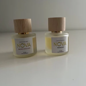 Parfymset från Nova - Två eleganta parfymflaskor från Nova, 'Brown Stallion' och 'Mahajan', båda på 50 ml. Säljs båda för 740 kr på hemsidan. Enbart testaprutade.