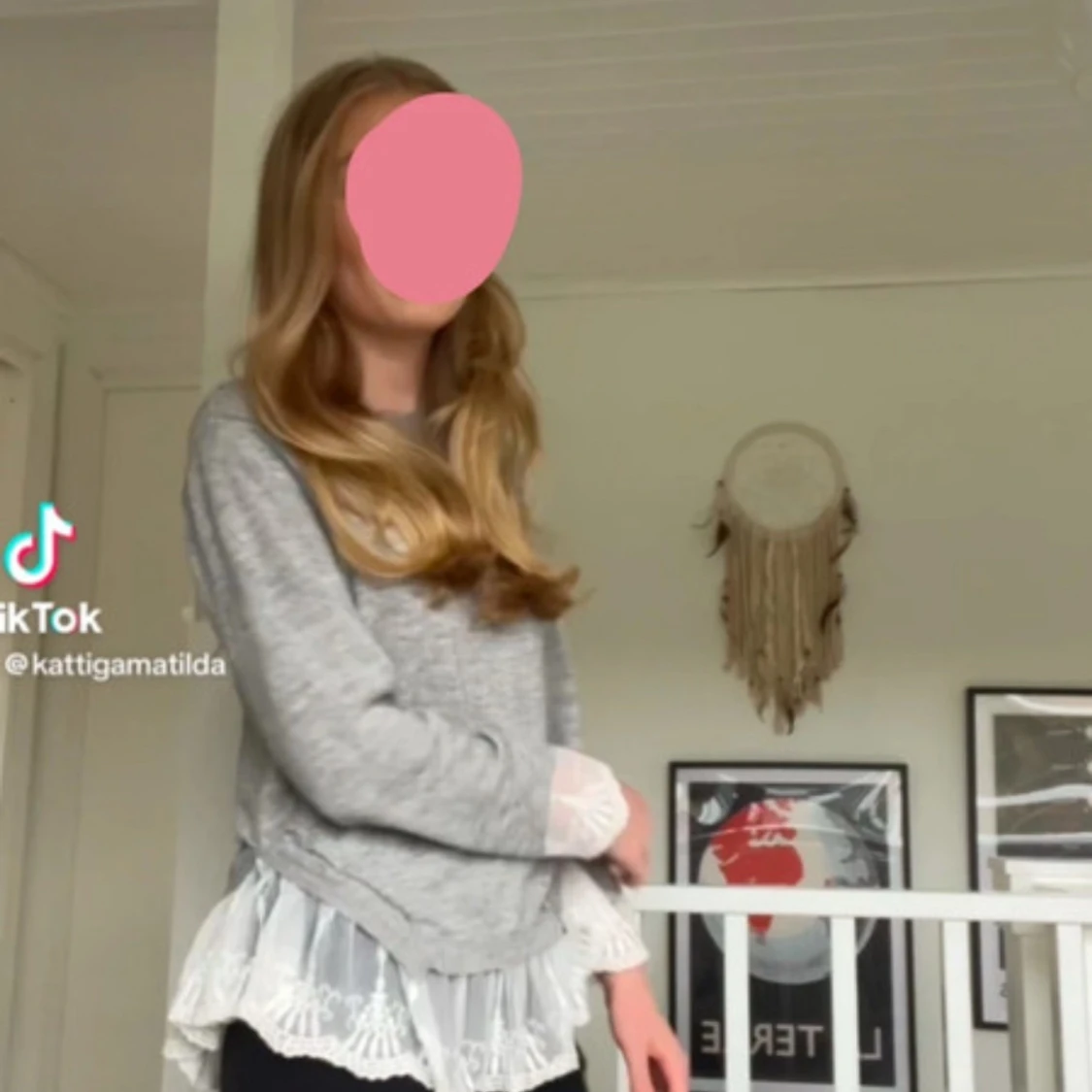 Grå tröja med spetsdetaljer