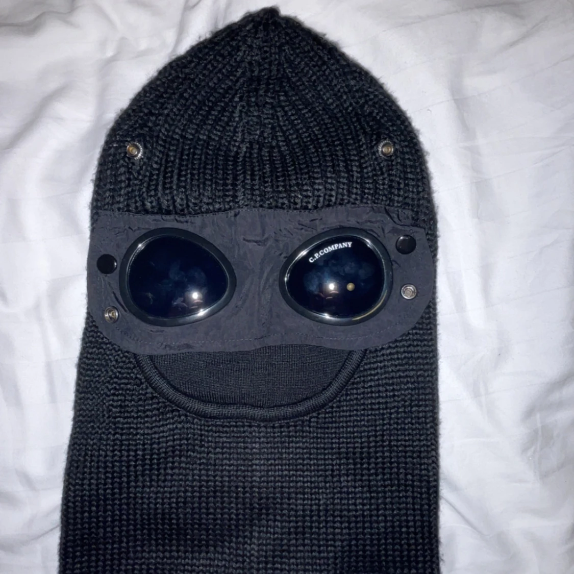 Svart stickad mössa med glasögon från C.P. Company