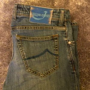 Jacob cohën jeans - Tvär snygga Jacob cohën jeans i storlek 32! Väldigt bra skick på jeansen, nypris på dessa ligger runt 6000, mitt pris 1299👊 Priset är inte hugget i sten! och bara höra av dig vid minsta fundering! 