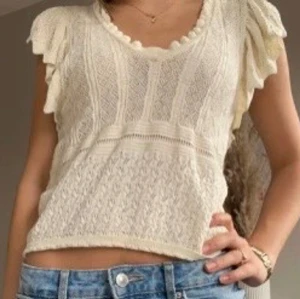 Jätte fin stickad topp från zara - Säljer en söt vit stickad topp med volangärmar och v-ringning💕