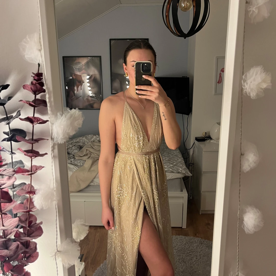 Glittrig guldklänning med slits