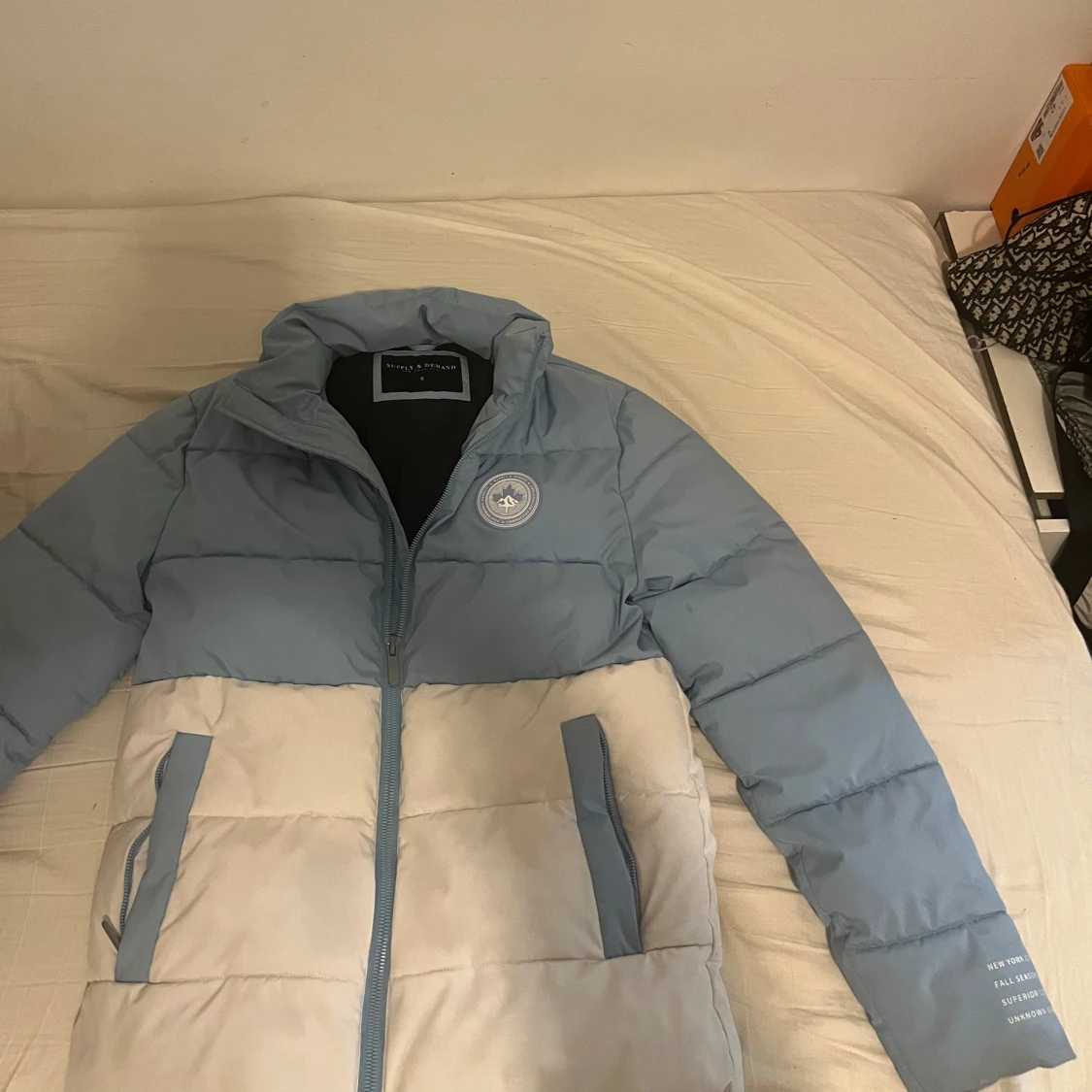 Blå och vit pufferjacka från Supply & Demand - 4