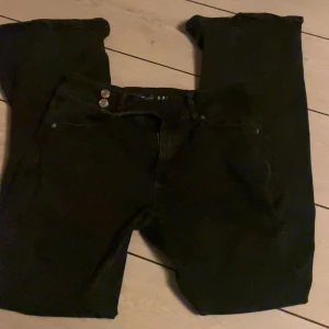 Svarta jeans - Svarta jeans från new yorker, hyfsat lågmidjade. Använt några gånger🥰