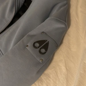 Säljer en moose knuckles hoodie  - Äkta!! Säljer den för den är för liten nypris 2700 använt 2-3 gånger vill ni ha fler bilder så kontakta mig. Det är storlek XL i barn (164-167) cm