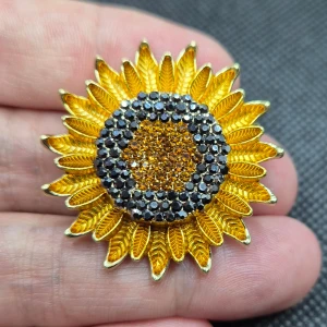 Brosch - Solros  - Den här broschen i form av en solros är ca 3.7 × 3.7 cm. ✨️Titta igenom alla mina upplagda & köp fler saker i Bundle för att spara på frakten & få allt du köpt i ett & samma paket✨️ För att köpa med Bundle så får du först trycka i "Köp med bundle" sedan väljer du ut allt du vill köpa för att få allt på samma frakt = Billigare 👌 Om du däremot köper fler varor i olika köp blir det egen frakt för varje köp. Önskar du swisha mej, meddela mej vad du vill köpa så ordnar vi det 👌