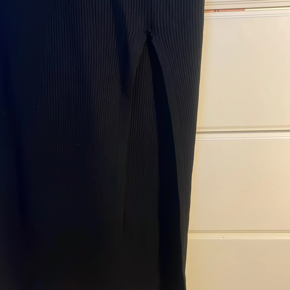 Svart ribbad långkjol från made by chelse m slits  - 1