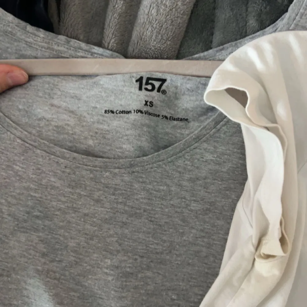 Tre t shirts som ej kommit till användning! Strl xs i alla🥰. T-paidat.