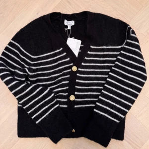 Kofta - & Other Stories - Jättefin randig kofta från & Other Stories med söts guldiga knappar. Helt oanvänd och har fortf lappen på💖🪩