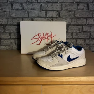JORDAN STADIUM 90  - Säljer dessa jordan 90 skor. Väldigt sparsamt använt då jag har tyckt att dom var lite för små för mig. Väldigt bra skick nästan ny skick! Priset är diskuterbart! 