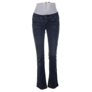 Lågmidjade jeans - Snygga mörkblå jeans med klassisk femficksdesign och låg midja. Perfekta för en avslappnad stil. De har en dragkedja och knapp framtill. Passar xs/s