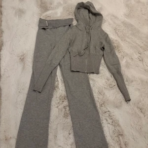 sälja mitt beiga nästan oanvända Catania set  - jag säljer mitt beiga catania set, det är bara använt några få gånger och säljer pågrund av att jag har rensat ut massa kläder som jag inte använt på ett tag. Det är i väldigt bra skick och bara använt några få gånger. Skicka privat om ni vill ha flera bilder eller om det är någon fråga eller så. 