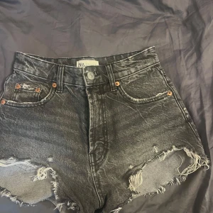 Jeansshorts - Gråa jeansshorts från Zara i storlek 32. Knappt använda