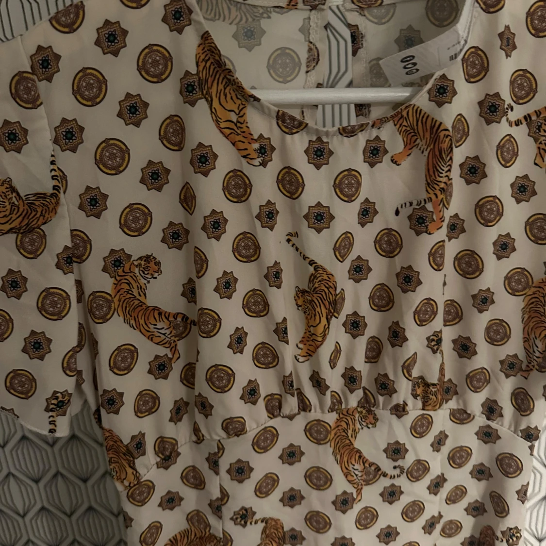 Mönstrad klänning med tigrar - 3