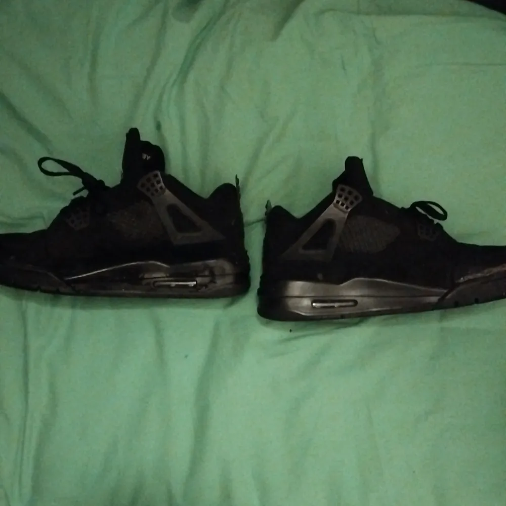 Jordans black cat 4 bra skick och knappt använda. 41-42. Pris kan diskuteras. Kengät.