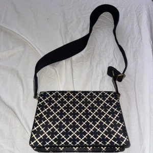 Marlene birger väska  - Marlene birger väska. Axelbandsväska, går att spänna bandet för att få den längden man vill ha. Sparsamt använd. Nypris 3000kr