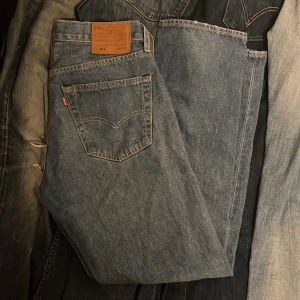 Levis 501 - Säljer ett par Levis 501or i storlek 32x32 pga de inte kommer till användning! 😁Klassisk wash och är väldigt lite använda. Bara att höra av sig vid minsta fundering🙏💯