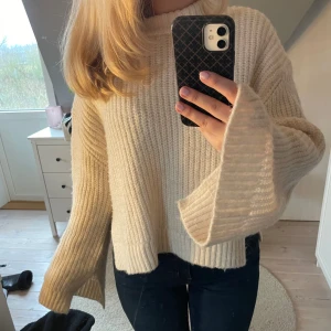 Stickad tröja från Gina Tricot - Säljer en mysig krämvit stickad tröja från Gina Tricot! Nyskick (bär vanligtvis S)!🤎