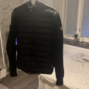 Moncler cardigan - Säljer en äkta Moncler cardigan storlek s med nfc tag
