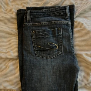 Lågmidjade jeans - Säljer ett par fina mörkblåa jeans i storlek 40. Passar mig (som har 36 vanligtvis) bra i benen men blir lite för stora i midjan. De är i bra skick och det går bra att meddela mig för flera/mer detaljerade bilder 🩷