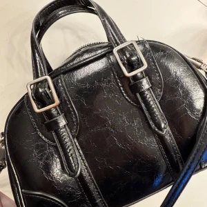 Zara väska - Så snygg liten handväska från Zara!! Får plats med de mesta nödvändiga, nycklar, kort, liten borste, läppglans m.m. Använder inte längre då jag köpte den för typ 3 år sedan!💓💓