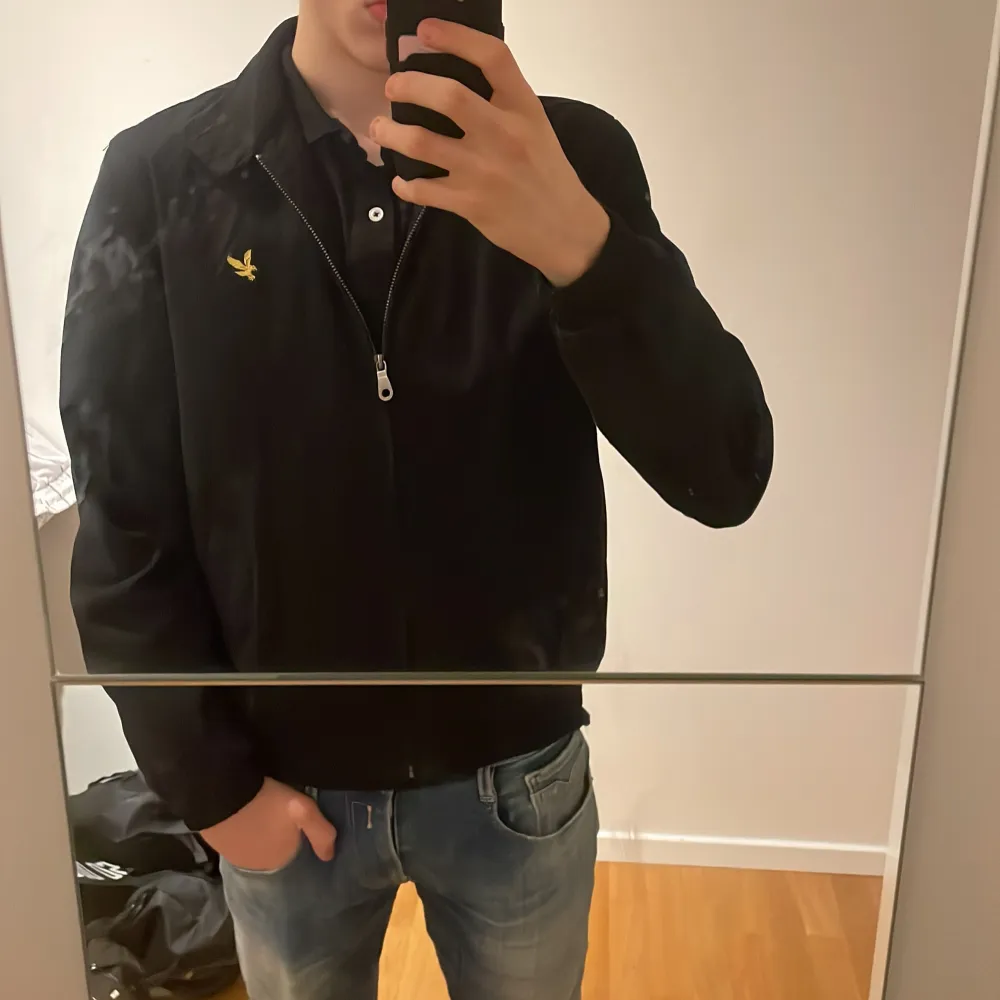 Lyle&scott jacka i storlek small. Denna jackan är ganska stilren och passar otroligt bra med en hoodie under. Den är i otroligt bra skicka och ganska oanvänd. Original pris 1300 kr. Takit.