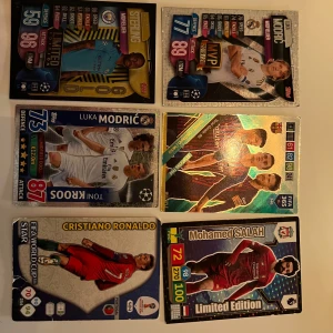 Säljer fotbollskort samling, ge förslag om pris. - En samling av fotbollskort med spelare som Cristiano Ronaldo, Mohamed Salah, Luka Modric och Kevin De Bruyne. Kort från olika klubbar och landslag, inklusive Limited Edition och specialkort. Perfekt för samlare och fotbollsfans!