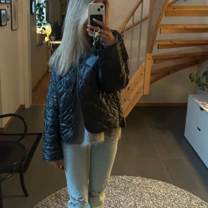 Svart quiltad jacka - Säljer en svart quiltad jacka från Gina Tricot som knappt är använd. Sååå snygg, men har andra jackor som kommer till användning istället!
