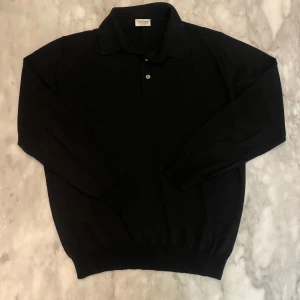 Gran sasso svart långärmad piké  - Skick: 9/10  Märke: Gran sasso   Storlek: M, finns ingen etikett dock   Färg: svart 