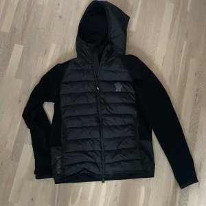 Moncler cardigan  - Säljer denna Moncler cardigan/fleece. Skicket är som nytt. Inga flaws. Storlek L passat även en M. Nypris: 9000kr