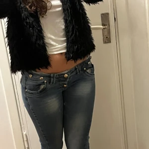 Svart pälskofta - Säljer en svart skitcool pälskofta med långärmad design. Passar supersnygga till både jeans och klänning. 