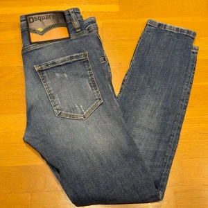 Blå jeans från Dsquared2 - Snygga blå jeans från Dsquared2 med en klassisk femficksdesign. De har en lätt slitning för en trendig look och en bekväm passform. Perfekta för en avslappnad stil.