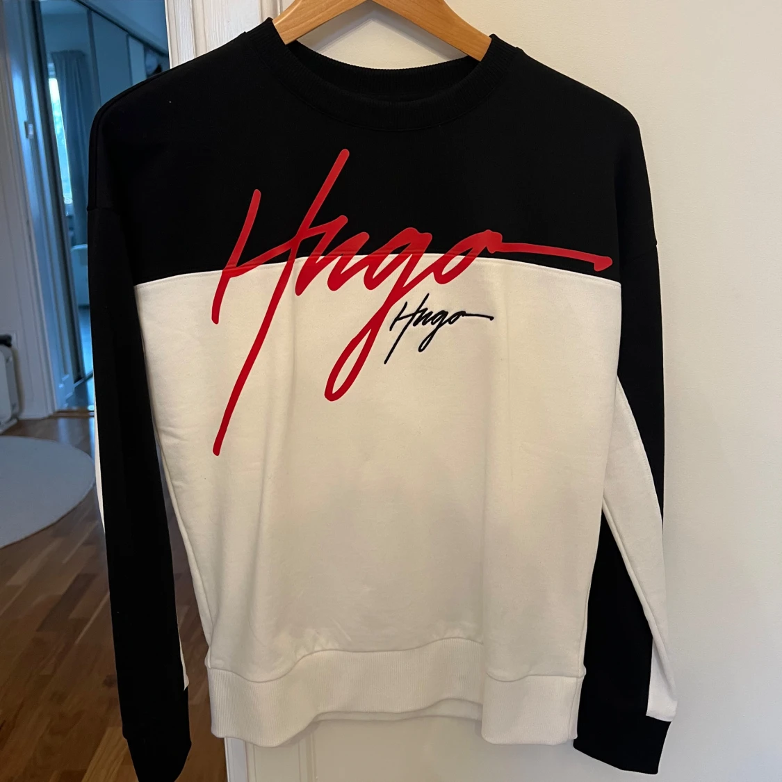 Svart och vit tröja från Hugo Boss