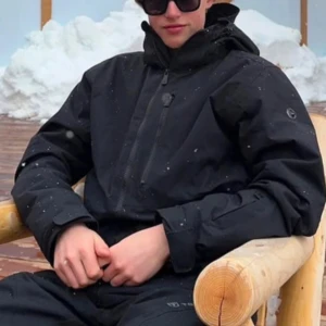 Svarta skidkläder- Five Seasons & Tenson stl M, båda tsm 750 - Säljer ett svart skid ställ i stl M. Jackan är från Five Season & byxan från Tenson. Båda är knappt använda och i jättebra skick! Kan tänka mig att sälja separat. Skicka meddelande för fler bilder/ info. Byxorna har en liten slitning längst ner, som att pjäxan skrapat emot en aning på tyget! Tillsammans kostar dom 750kr 