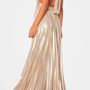 Fin balklänning! - Säljer denna superfina champangefärgade bal klänningen från Bubbelroom! Endast använt en gång, nypris 1600!🥰