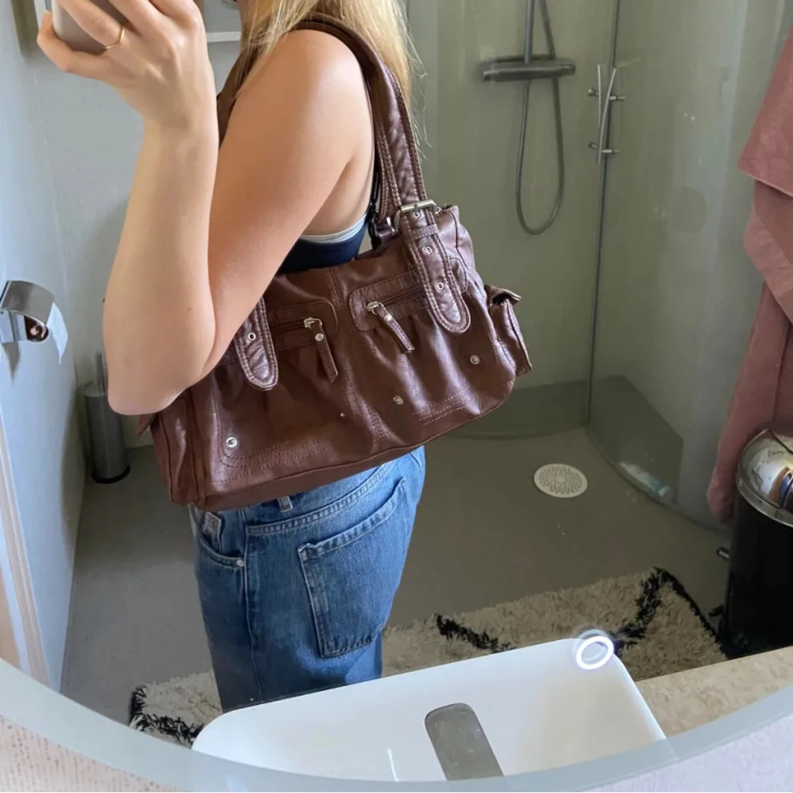 Brun axelväska med dragkedjor