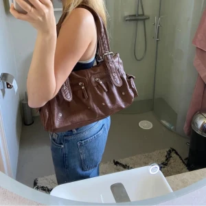 Brun axelväska med dragkedjor - Jätte fin vintage väska perfekt till sommaren eller när som. Den är som nu endast lite slitet handtag (sista bilden). Skriv om du har fler frågor💗pris kan diskuteras