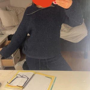 Mörkblå tröja med dragkedja - Säljer en mysig mörkblå tröja med en unik dragkedjedetalj vid halsen. 