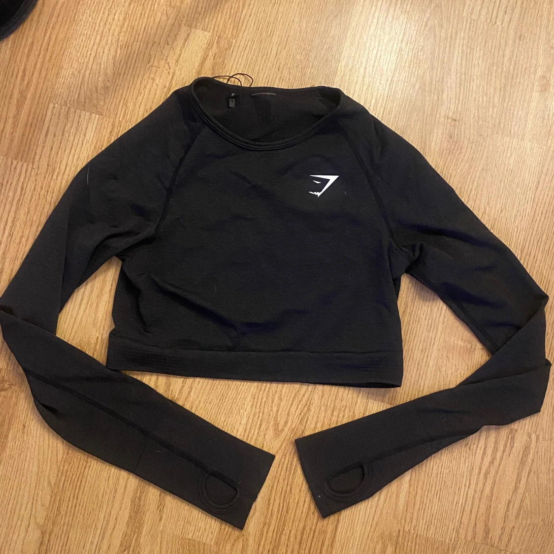 Svart croppad träningstopp från Gymshark - 3