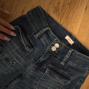 Mörkblåa jeans från Nelly  - Snygga mörkblåa jeans från Nelly som är helt oanvända pga att dom inte passa så fint på mig bara💕
