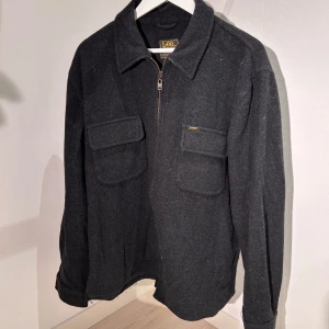 Svart jacka från Lee - Säljer en stilren svart harringtonjacka från Lee i storlek L. Bra skick