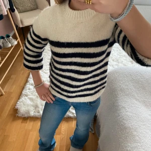 Randig stickad tröja✨✨ - Säljer denna jätte mjuka o söta Zara tröja som är mörkblå randig med guldiga knappar vid ena axeln! på först bilden är armarna uppvikta men tröjan går även att ha vanligt som på andra bilden!✨de finns en jätteliten smink fläck vid halsen som syns på sista bilden💗