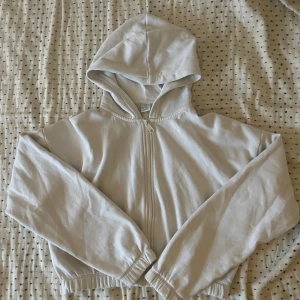 Vit huvtröja från Lindex - Säljer en vit huvtröja från Lindex med dragkedja framtill. Tröjan har långa ärmar och en mysig huva.Tillverkad i ett mjukt material som känns skönt mot huden. Storlek 158/164 men passar som XS! Bara använd några få gånger💓köpt för 300kr 