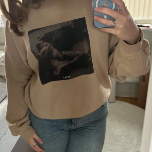 Sweatshirt - Lite oversize sweatshirt från Stay. Riktigt cool och bekväm tröja😋Känner att den inte passar in i min garderob längre och vill bli av med!