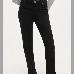 Svarta jeans - Säkert dessa svarta låg midja de jeansen, står bootcut men skulle säga att dom satt ner som raka jeans på mig iaf, wakumi heter dom på monkis hemsida 😊 helt nya använda 1 gång