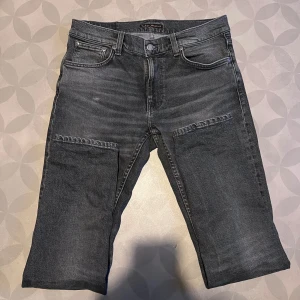 Nudie Jeans Lean Dean 31/32 - Storlek: 31/32 Snygga grå jeans från Nudie Jeans med en klassisk femficksdesign. De har en knappgylf och subtila slitningar som ger en cool look. Perfekta för en avslappnad stil.