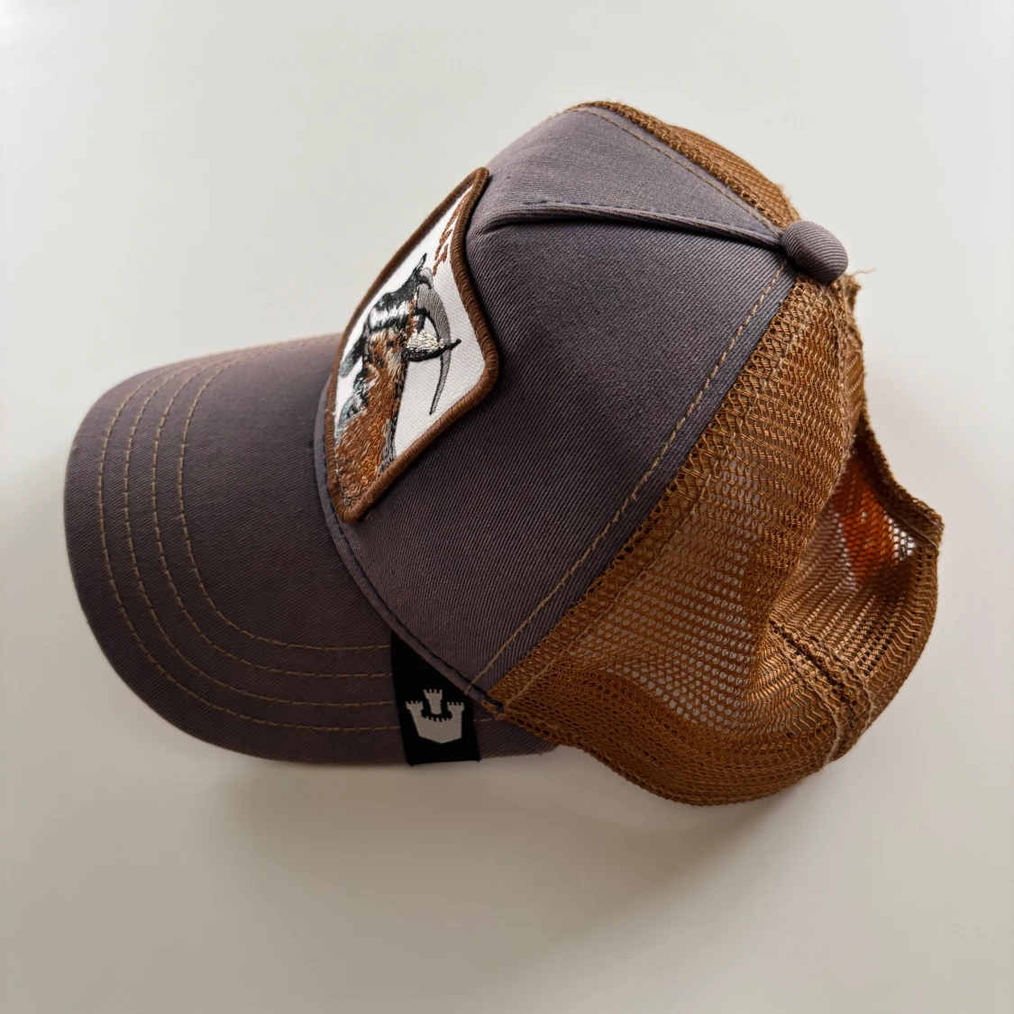 Grå och brun keps med getmotiv - 1
