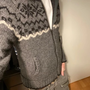 Italienskt stickad kofta  - Riktigt fet italiensk stickad kofta med mönster. Storlek M men sitter som S. Fleece inuti i mitten samt fordring under fleecet och i armarna 