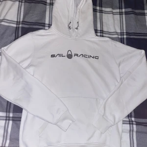 Sail racing hoodie  - Skit fet hel vit sail racing hoodie som aldrig blivit använd. Skick: 10/10 stilighet: 10/10 storlek: M nypris: 1300kr mitt pris: 700kr kan diskuteras